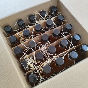 Doos met 25 flesjes Delftsche Slaolie
